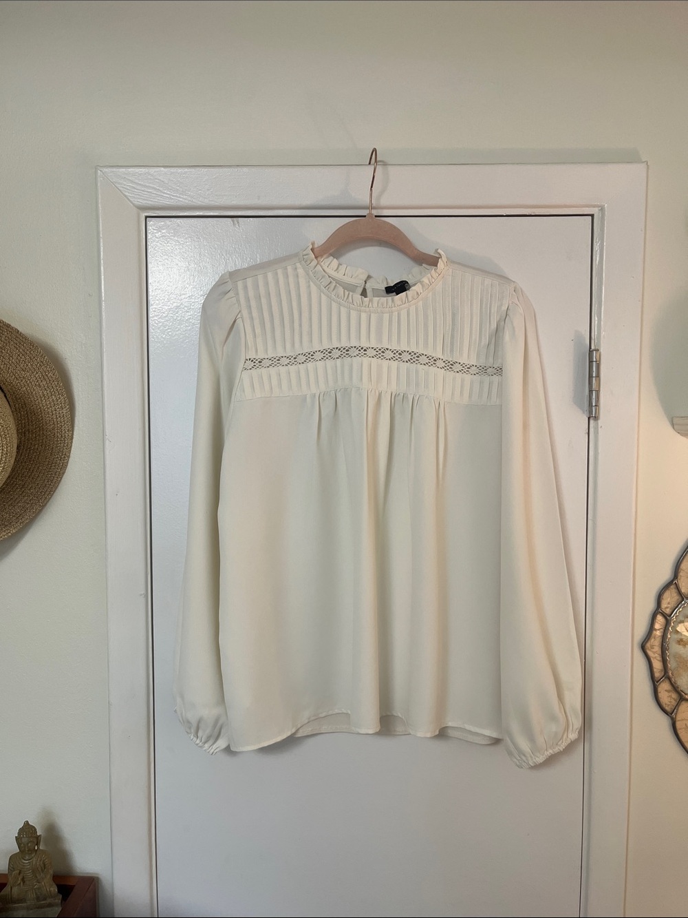 Ann Taylor L Pintuck Front Pleated Crochet Lace Blouse Ivory Cream Ruffle Collar